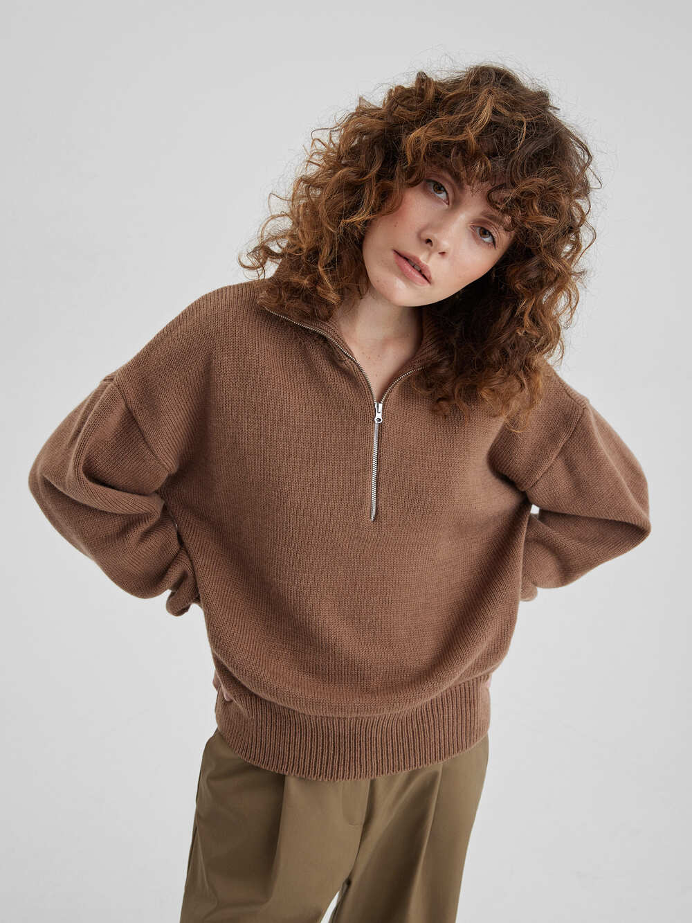 Свитер свободного кроя с замком, кофейный