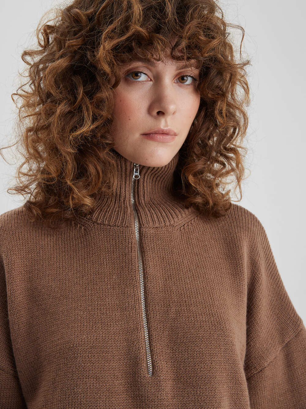Свитер свободного кроя с замком, кофейный