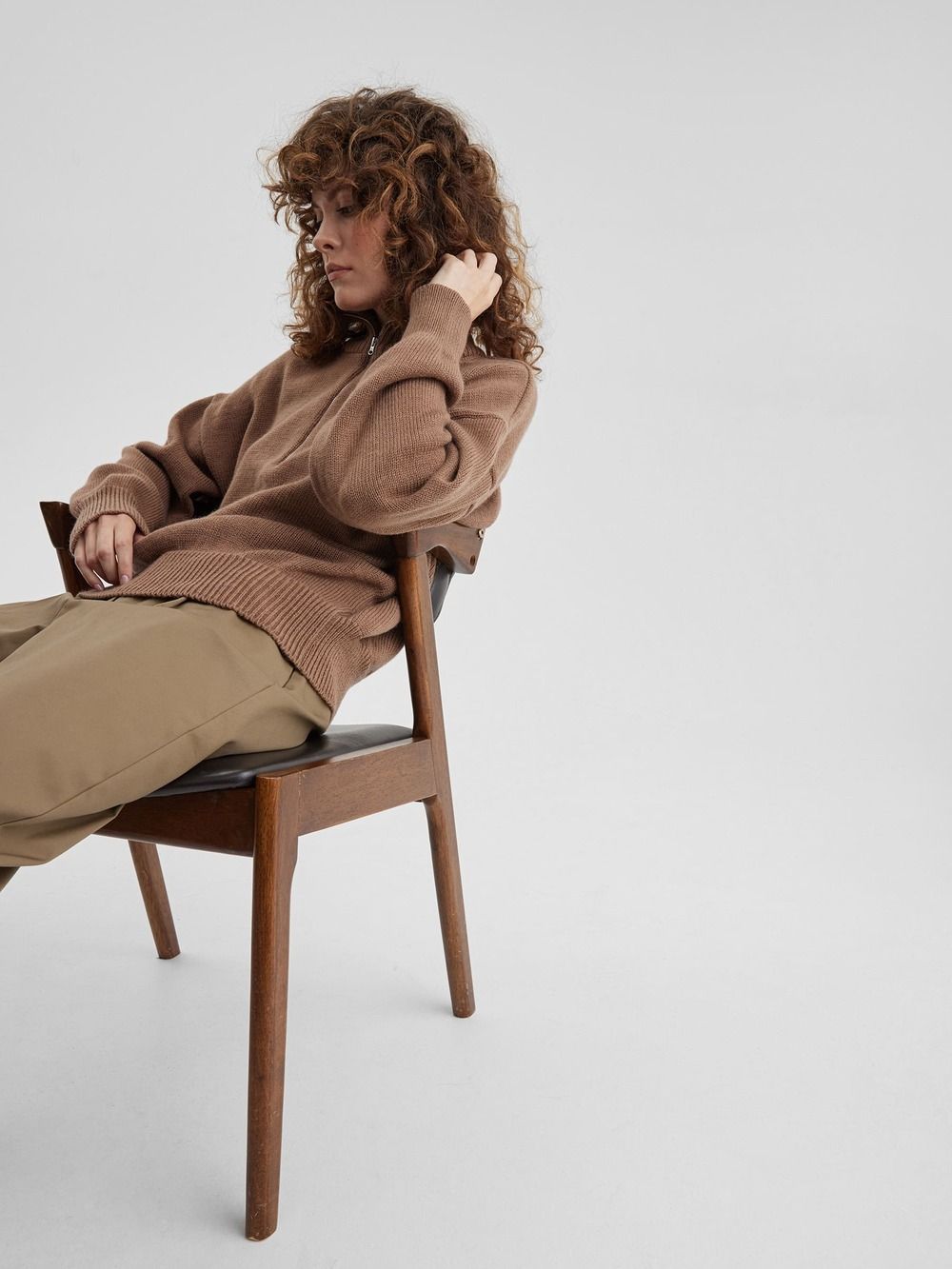 Свитер свободного кроя с замком, кофейный