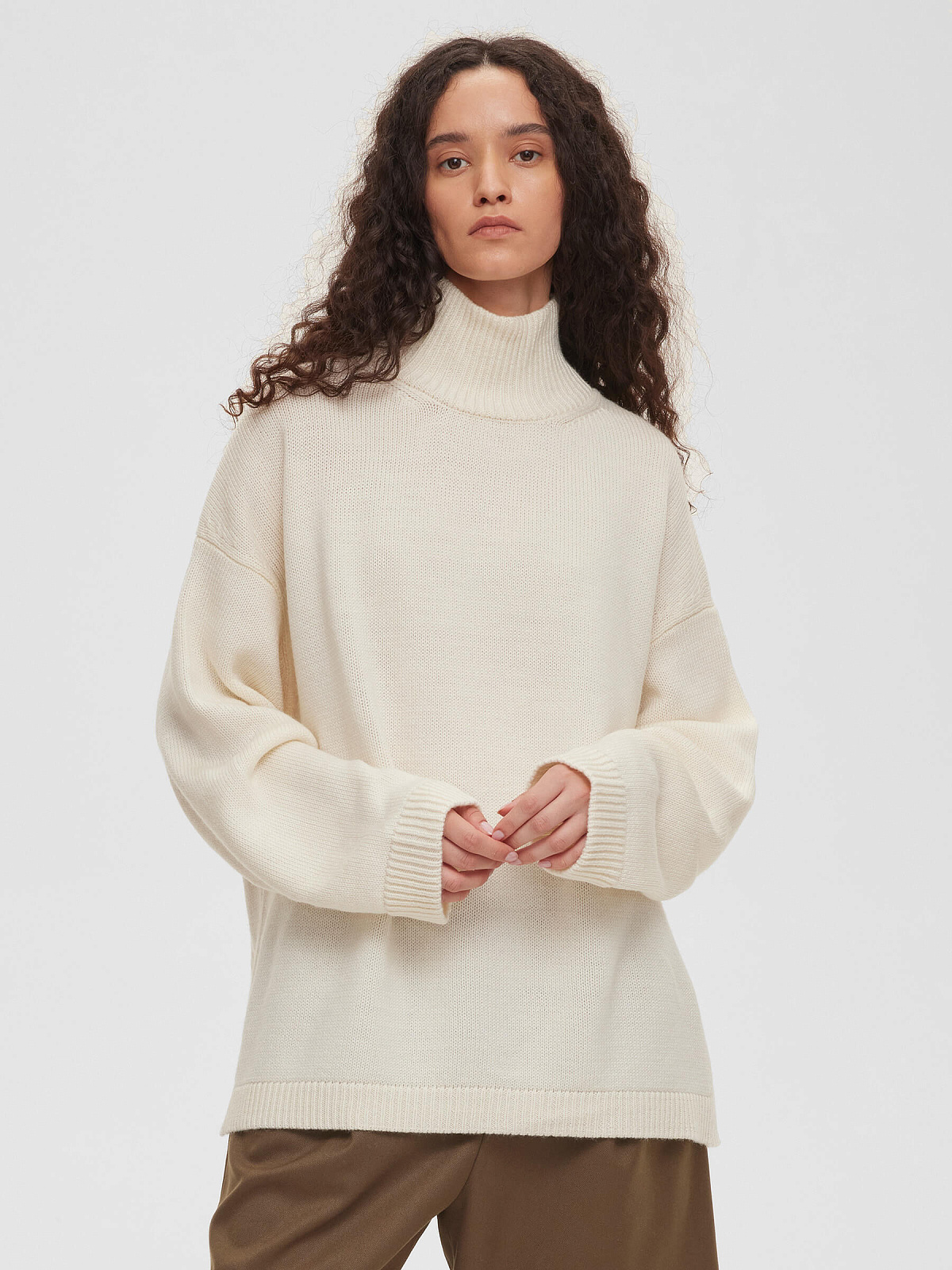 Свитер свободного кроя удлиненный, молочный