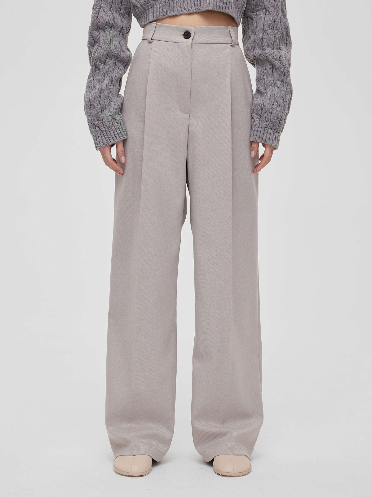 Брюки свободного кроя с защипами, светло-серый