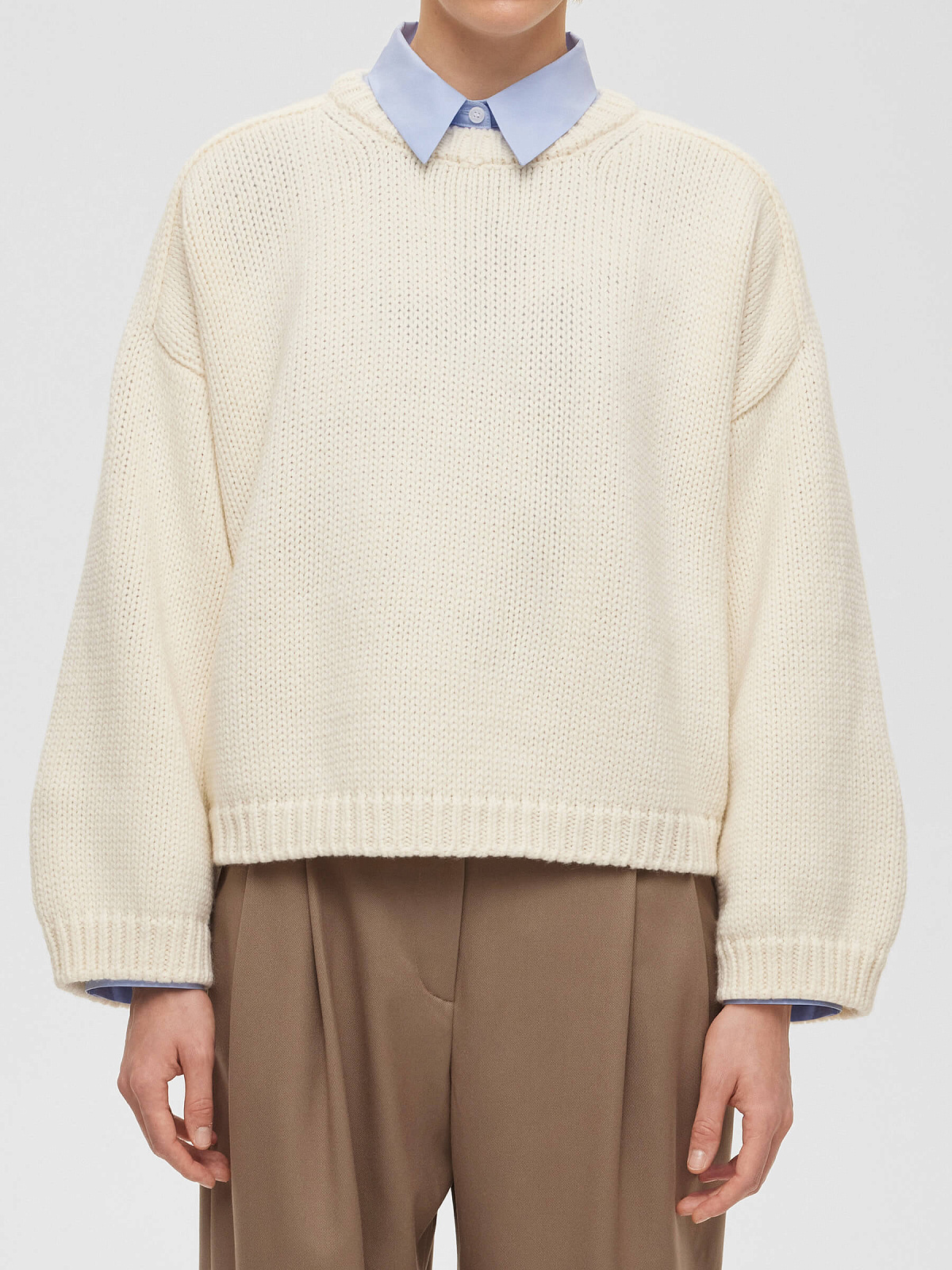 Джемпер с цельным плечом крупной вязки, молочный