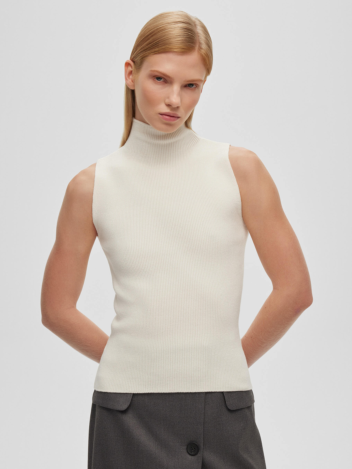 Трикотажный топ с воротником стойка, белый