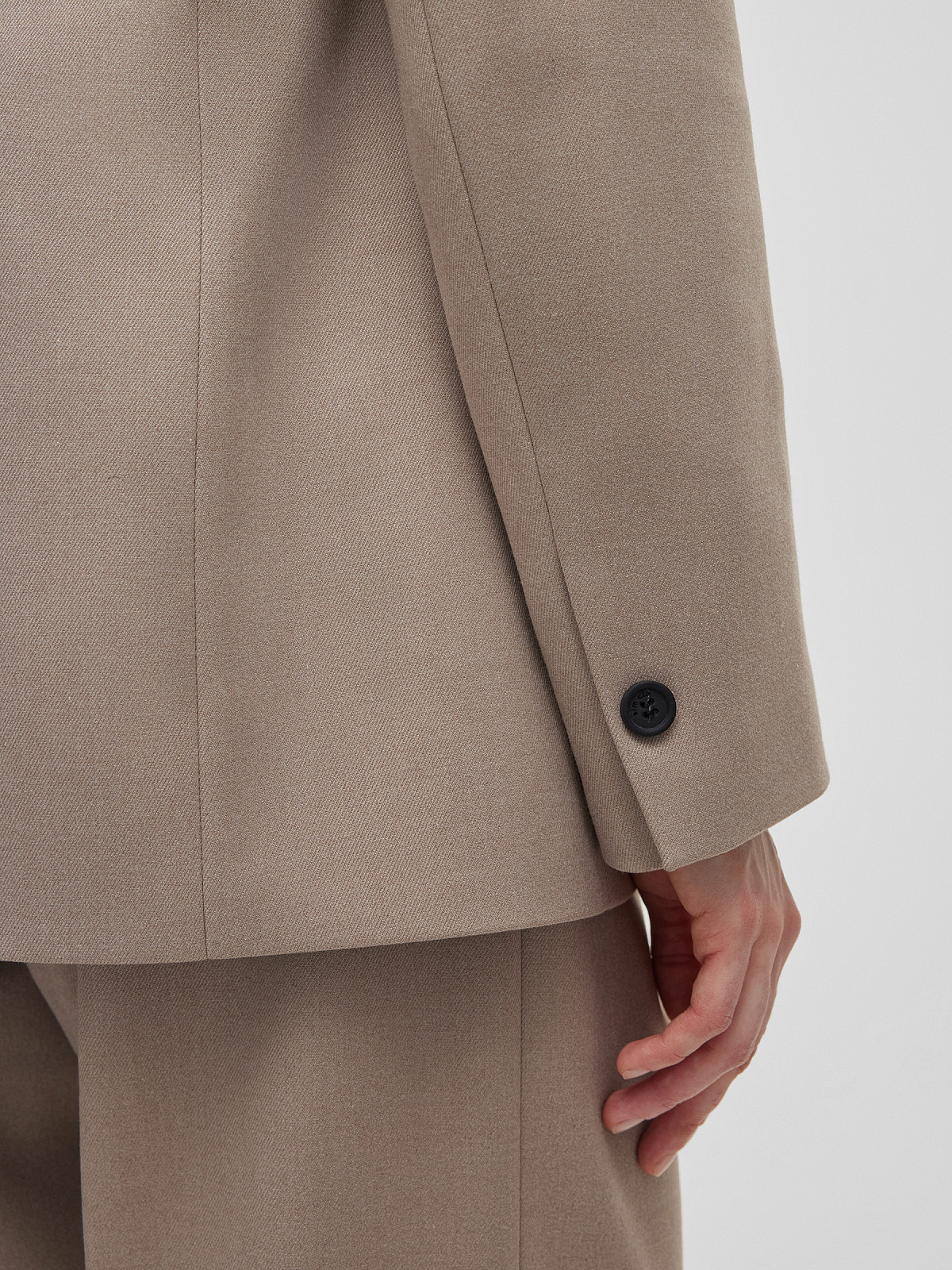 Жакет свободного кроя однобортный, серо-бежевый