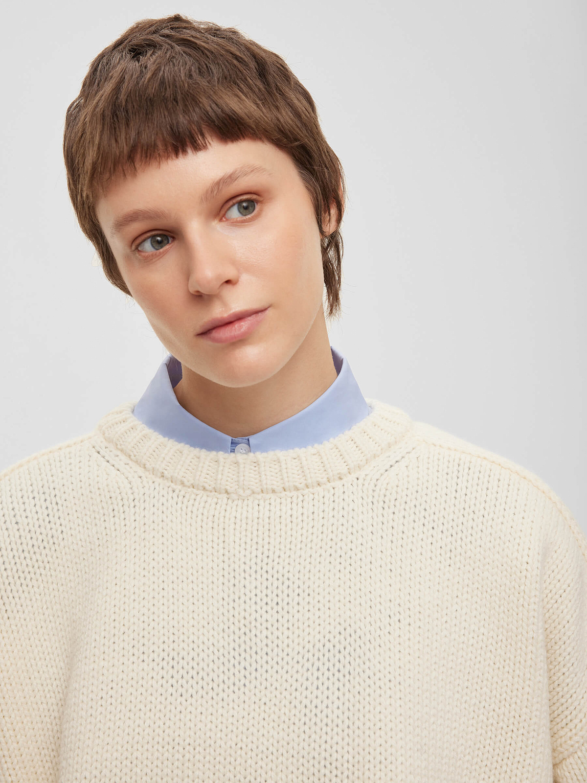 Джемпер с цельным плечом крупной вязки, молочный