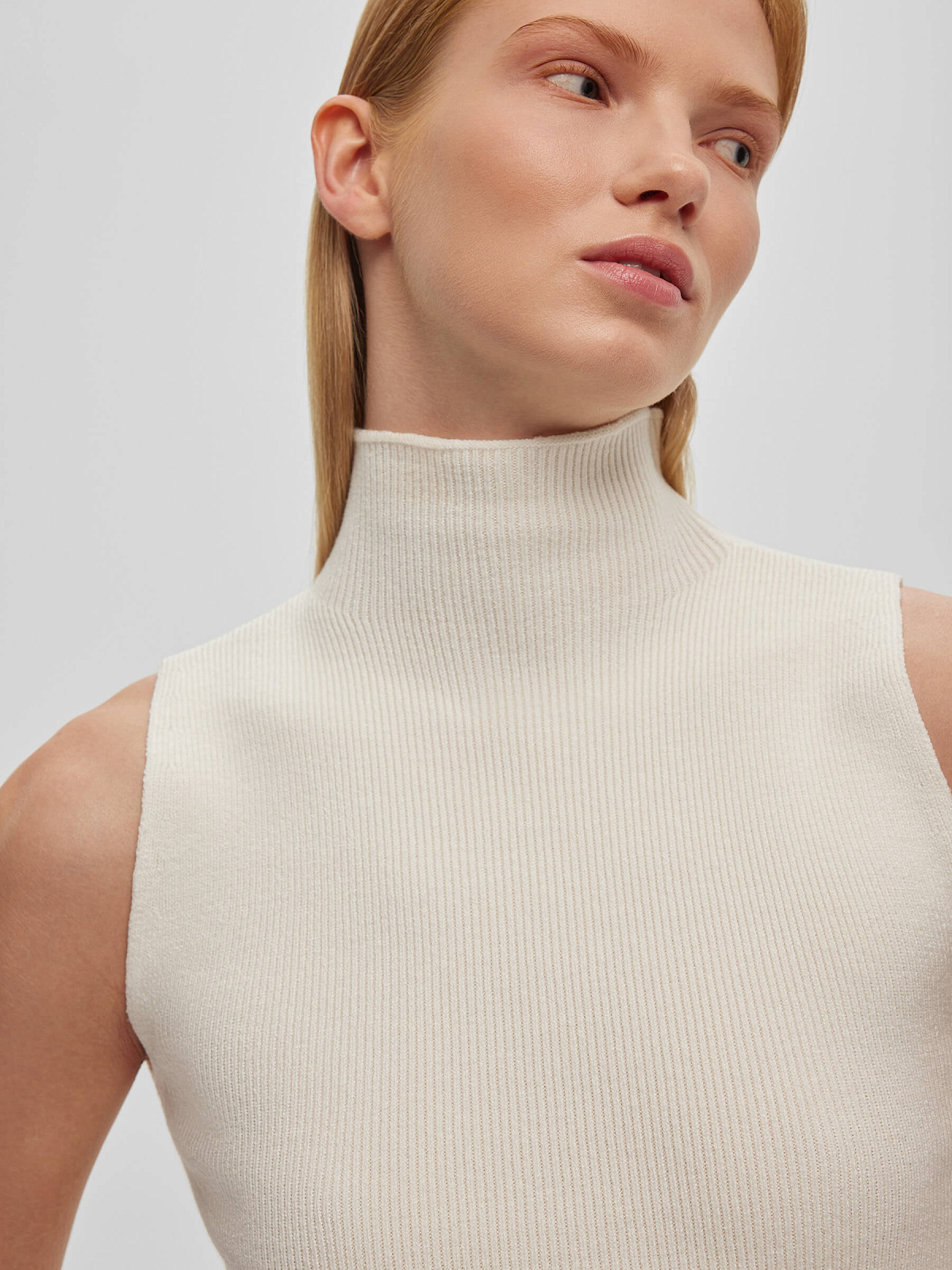 Трикотажный топ с воротником стойка, белый