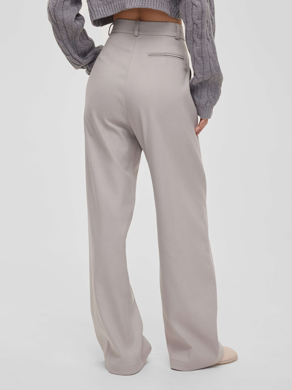 Брюки свободного кроя с защипами, светло-серый