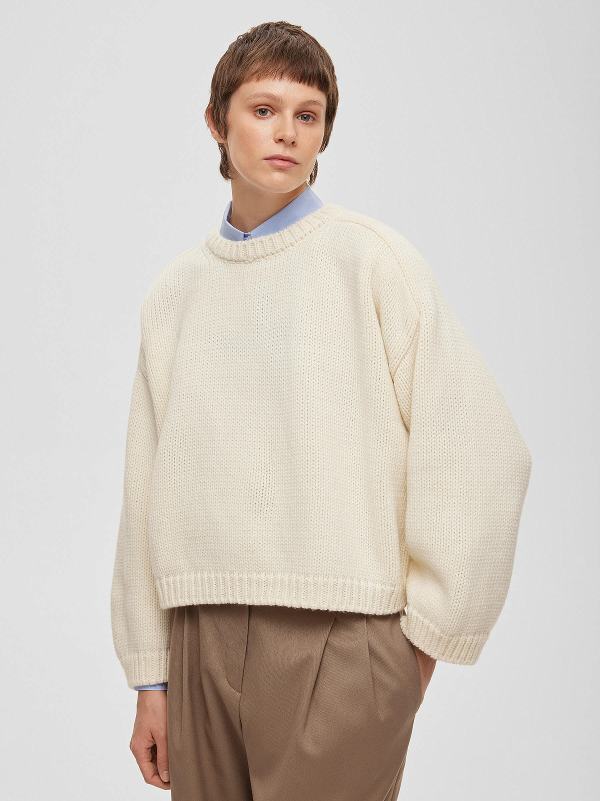 Джемпер с цельным плечом крупной вязки, молочный