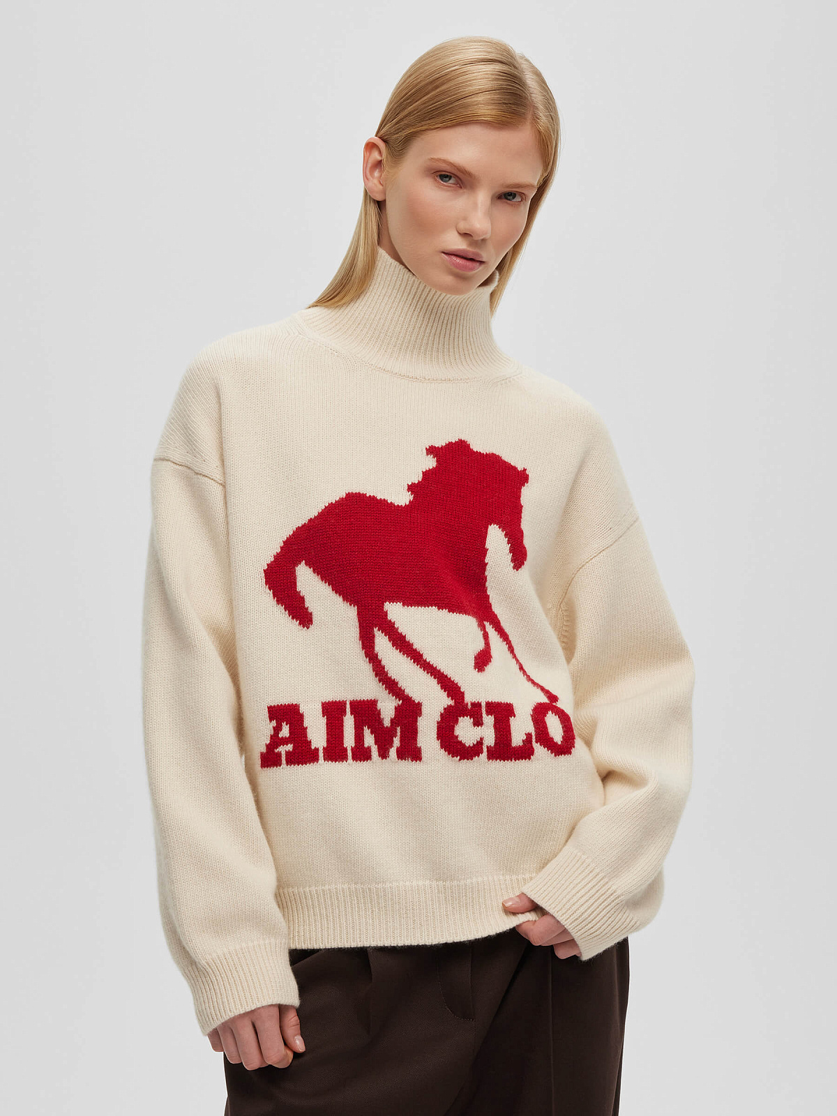 Свитер с интарсией лошадь, молочно-красный