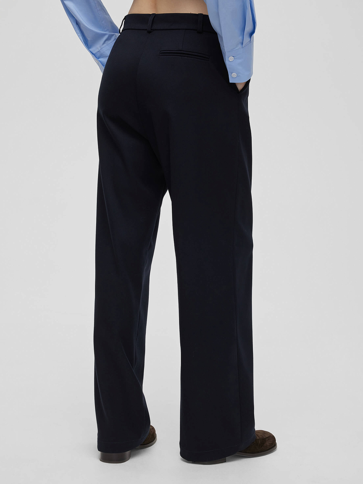 Брюки свободного кроя с защипами, темно-синий