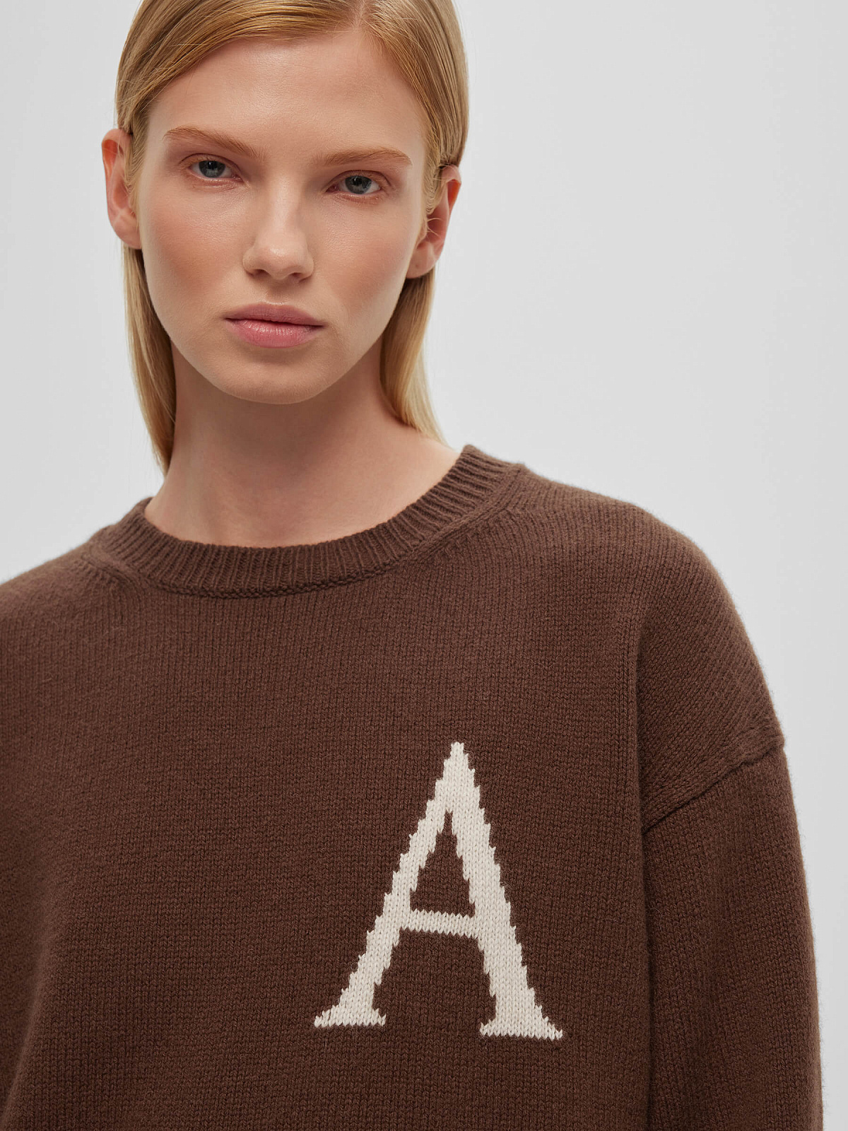 Джемпер свободного кроя с интарсией "А", коричневый