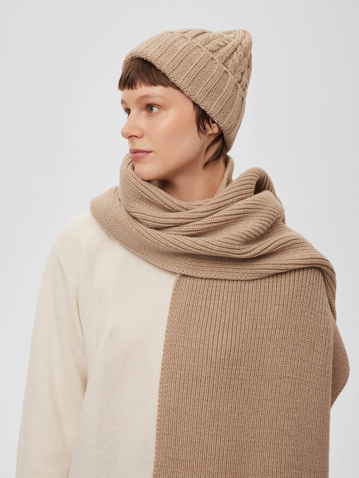 Шапка крупной вязки с косами, бежевый