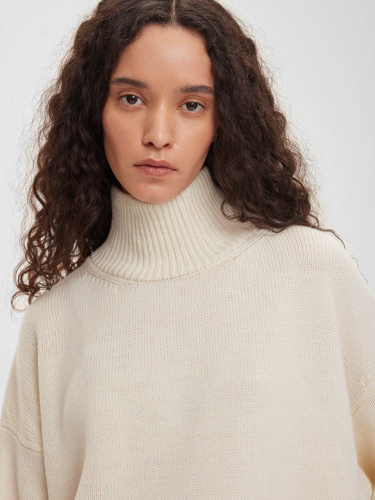 Свитер свободного кроя удлиненный, молочный