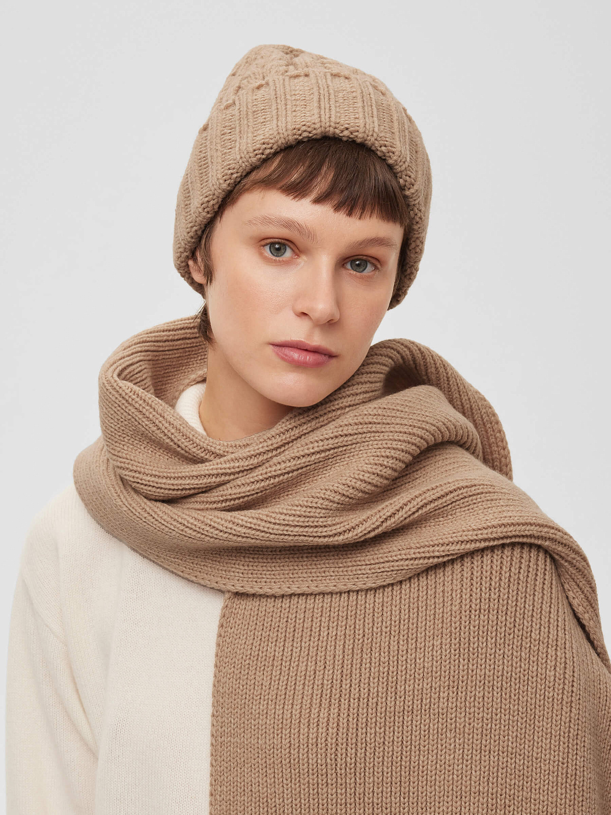 Шапка крупной вязки с косами, бежевый