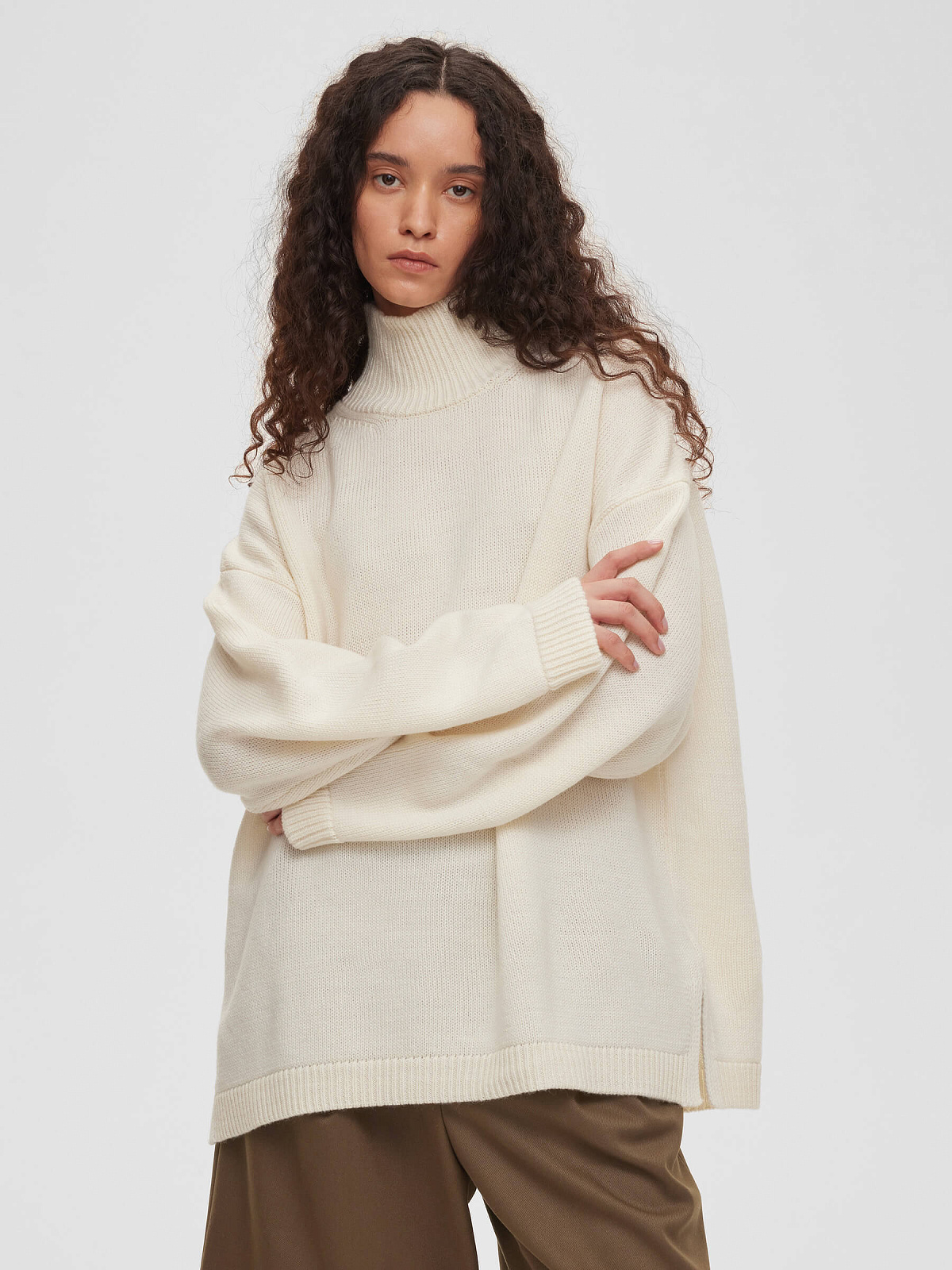 Свитер свободного кроя удлиненный, молочный