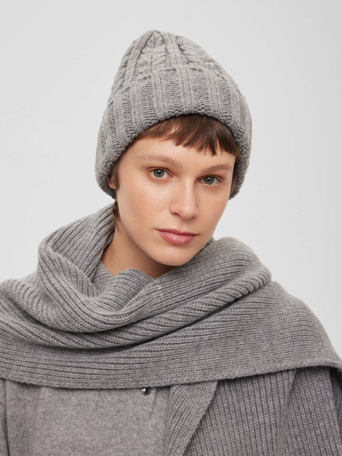 Шапка крупной вязки с косами, серый